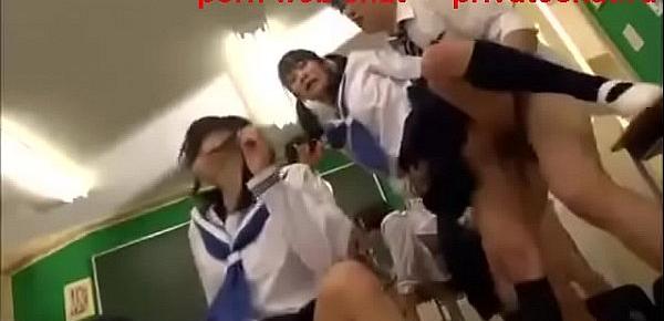  yaponskie shkolnicy polzuyuschiesya gruppovoi seks v klasse v seredine dnya (1)